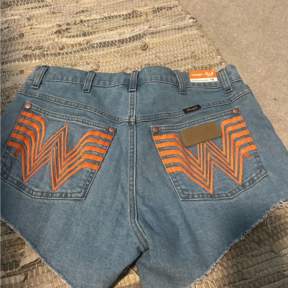 WRANGLER X WHATABURGER REWORKED SHORT

Wrangler Jean shorts - Picture 4 of 11